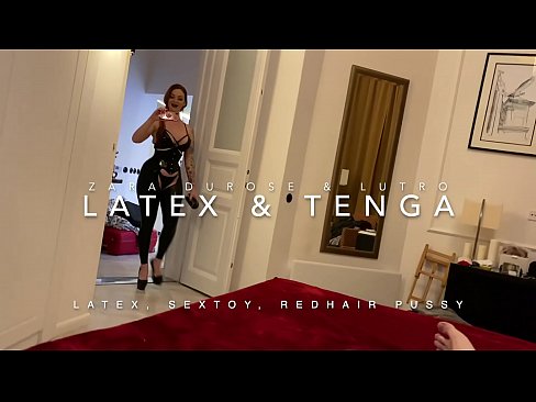 ❤️ Ngoanana e monyane ea nang le hlooho e khubelu ea apereng seaparo sa latex se kentsoeng ke ntate oa bobeli Porno ❌️❤